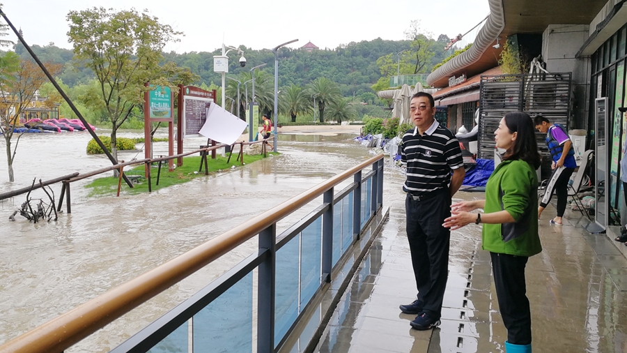 07-8月17日，程一書記在三江碼頭檢查雨后受災情況_副本