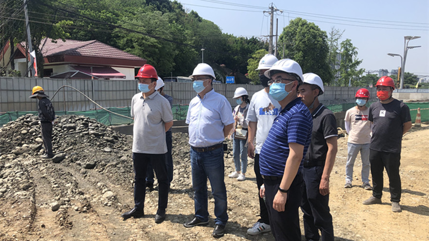 集團黨委委員、副總經(jīng)理倪丹帶隊督查南山路道路補短工程項目