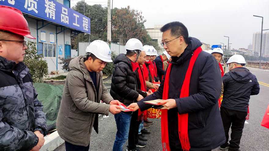 03集團(tuán)黨委副書記、董事、工會主席張雁看望慰問項(xiàng)目建設(shè)一線班組